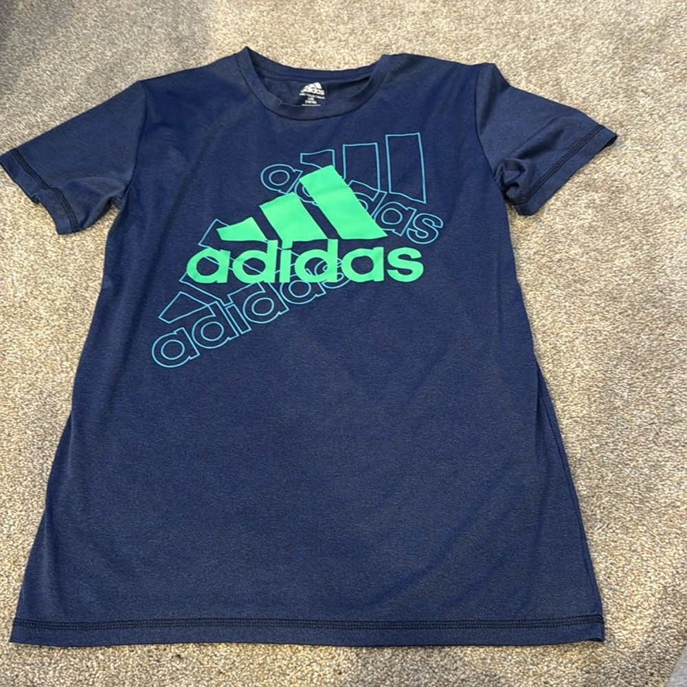 Adidas shirt size L